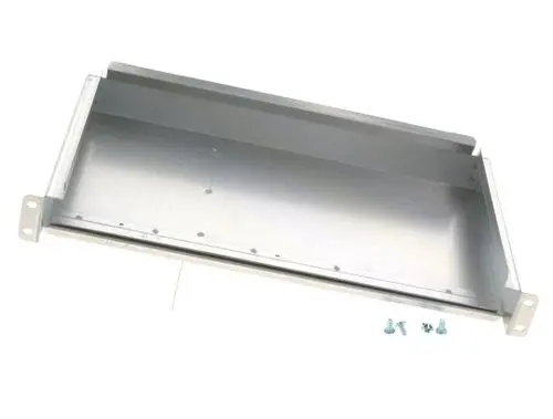 Aluminium Abdeckblech von Bosch mit zwei seitlichen Befestigungslöchern und einer glatten Oberflächenstruktur, samt Schrauben zur Montage.